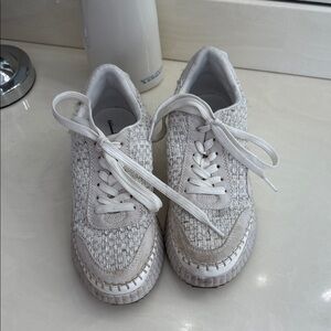 Universal Thread Cream Textured Sneakers